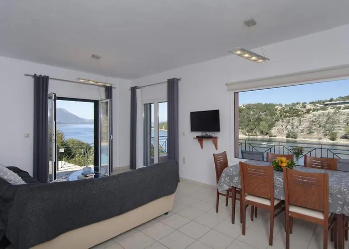 Constantina Meganisi * Katomerion